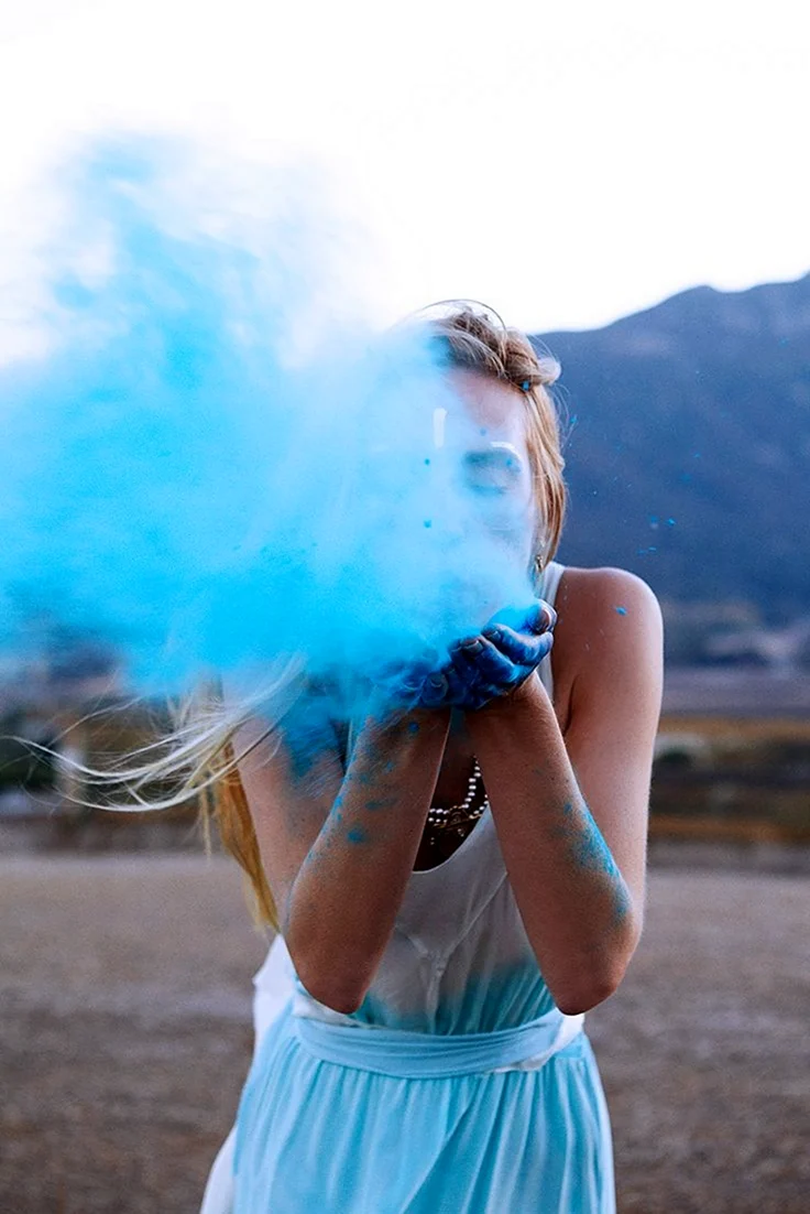 Фотосессия девушка с голубым дымом