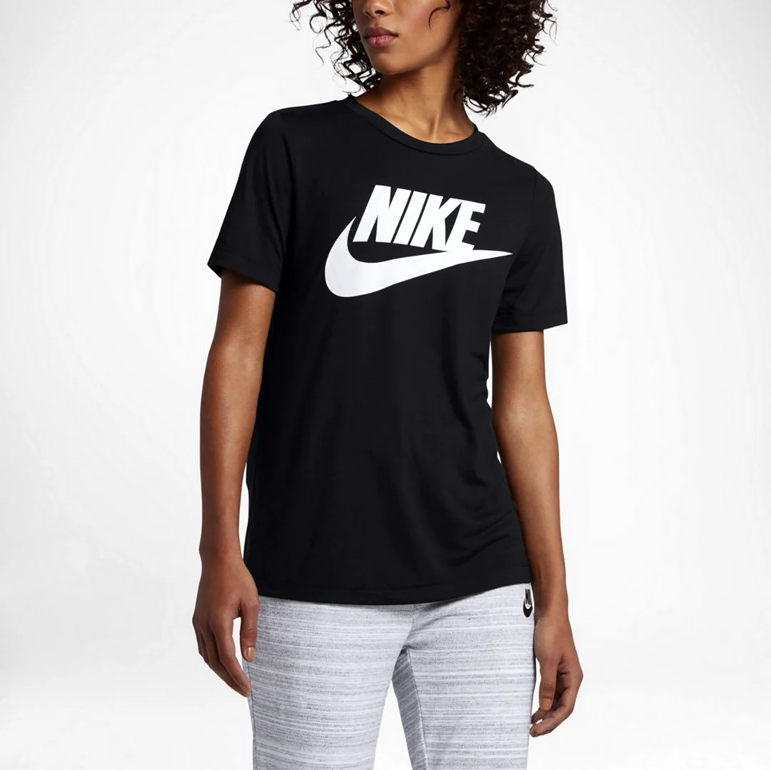 Футболка Nike Sportswear черная женская