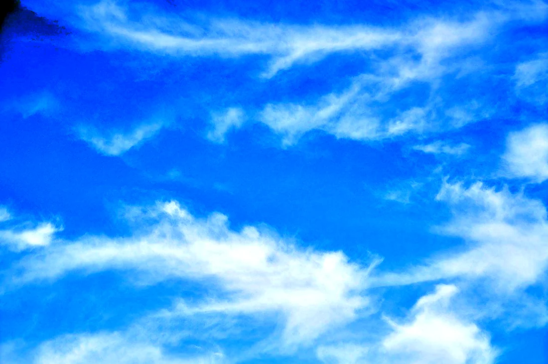 Голубое небо с легкими облаками