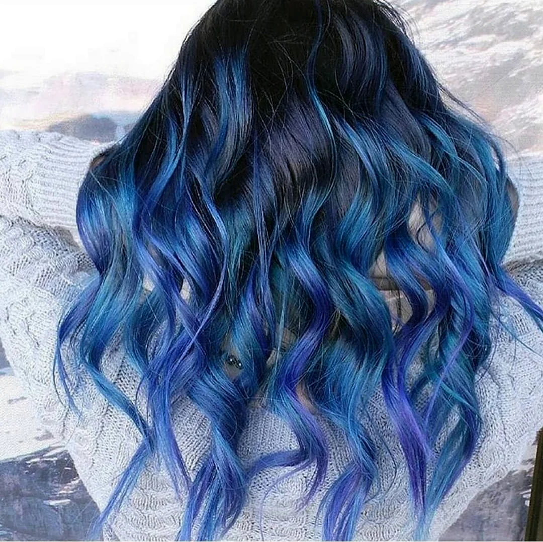 Голубые пряди волос