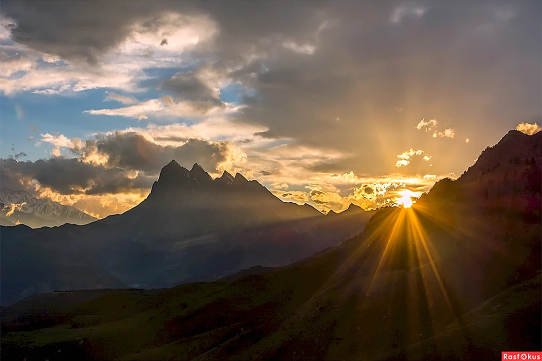 Горы Кавказа солнце