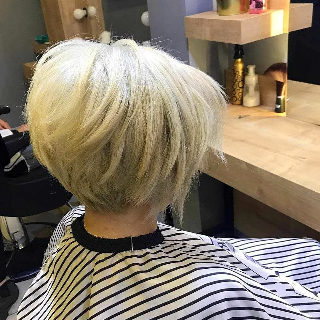Градуированный Боб на короткие волосы блонд