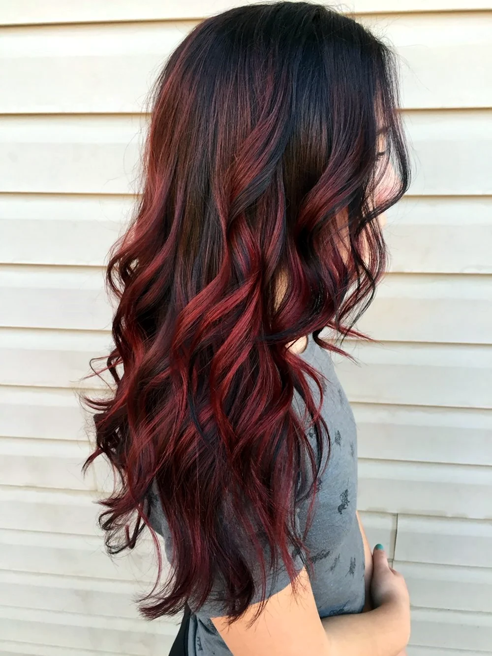 Каштановые волосы с красными прядями