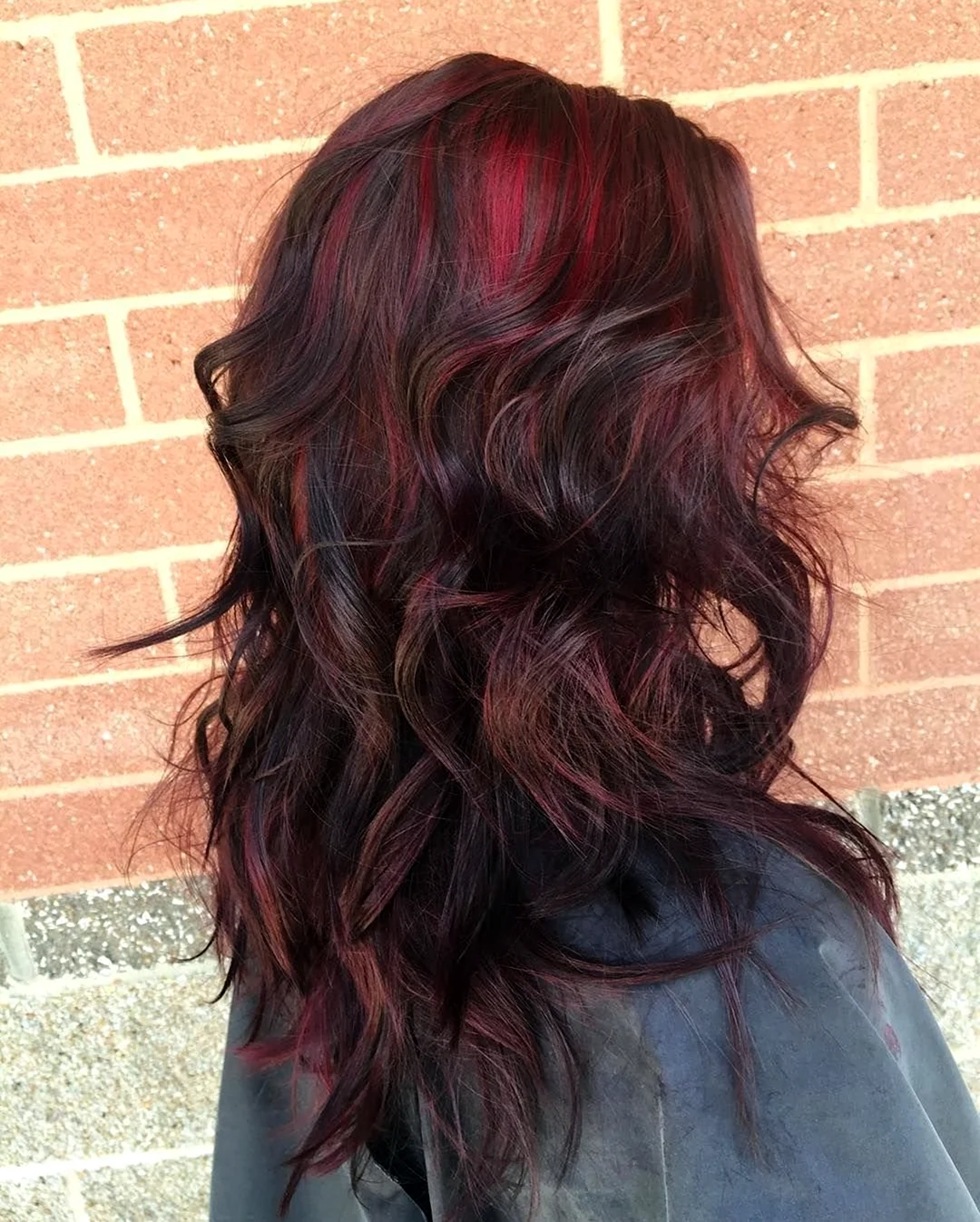 Каштановые волосы с красными прядями