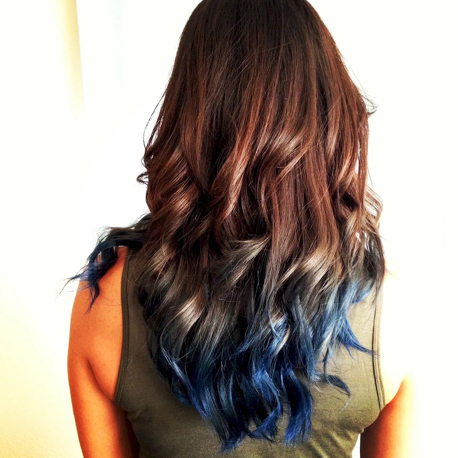 Каштановые волосы с синими кончиками