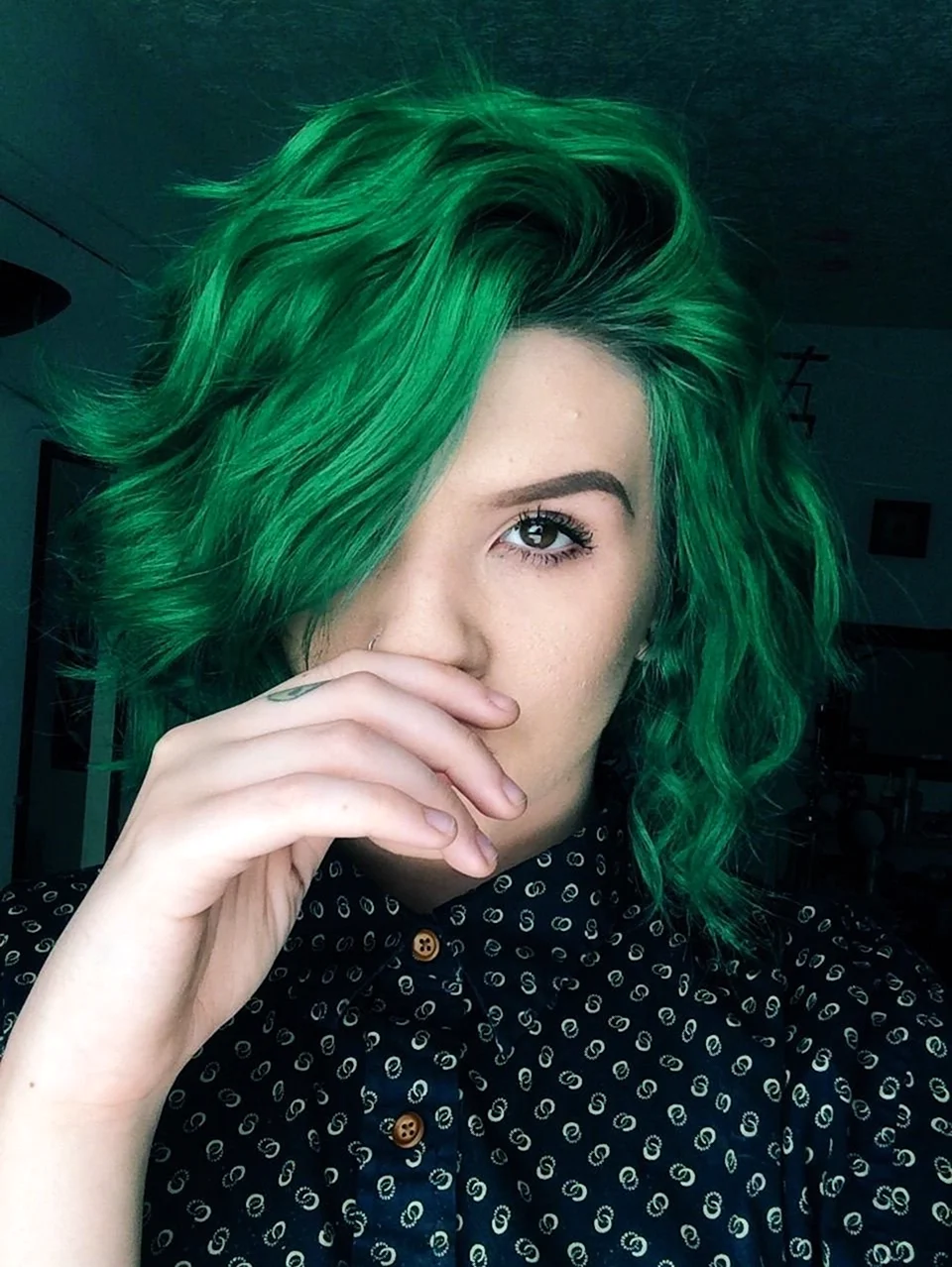 Келси Джеймс с зелеными волосами