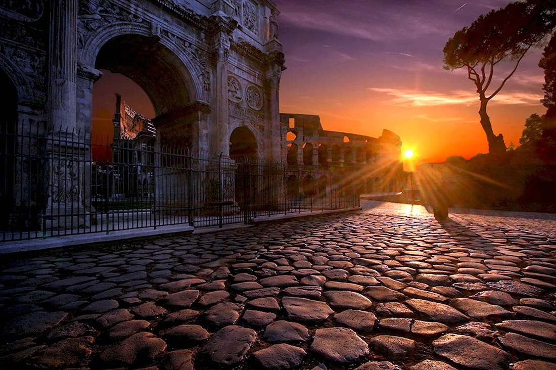 Колизей в Риме на закате