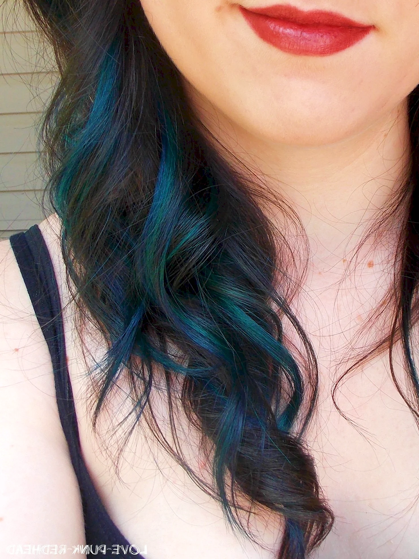 Коричневые волосы с синими прядями