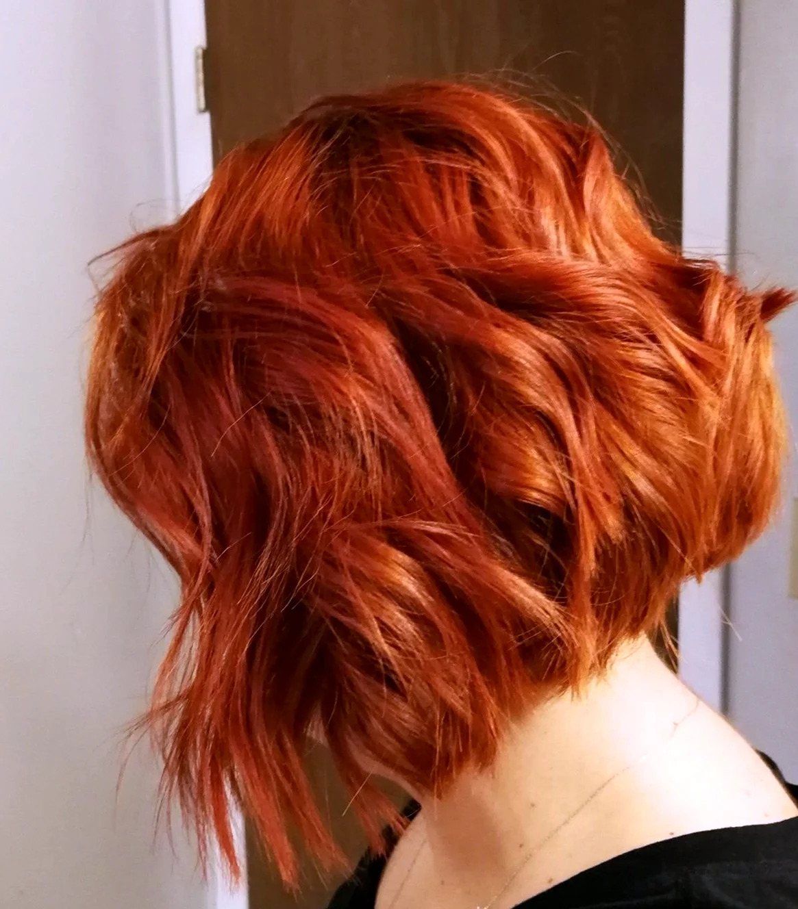 Короткие рыжие волосы со спины