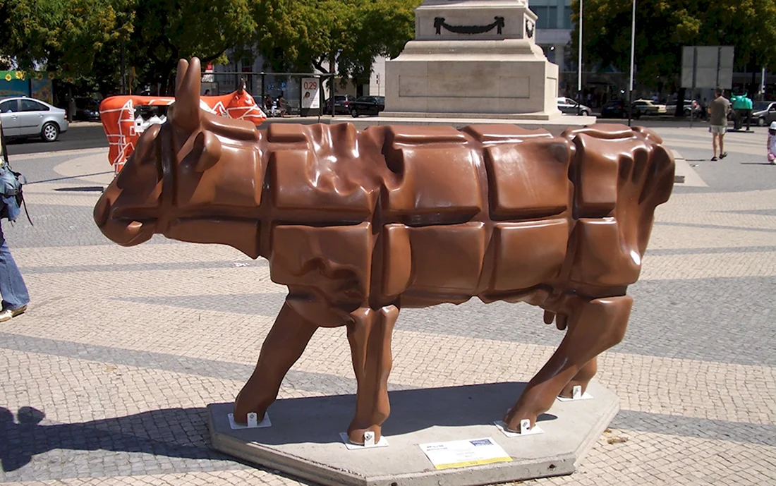 Корова скульптура