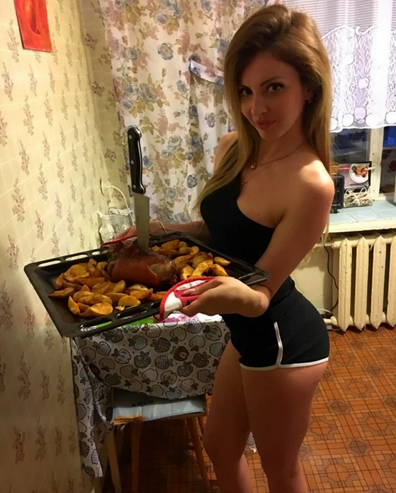 Красивая женщина на кухне из соцсетей