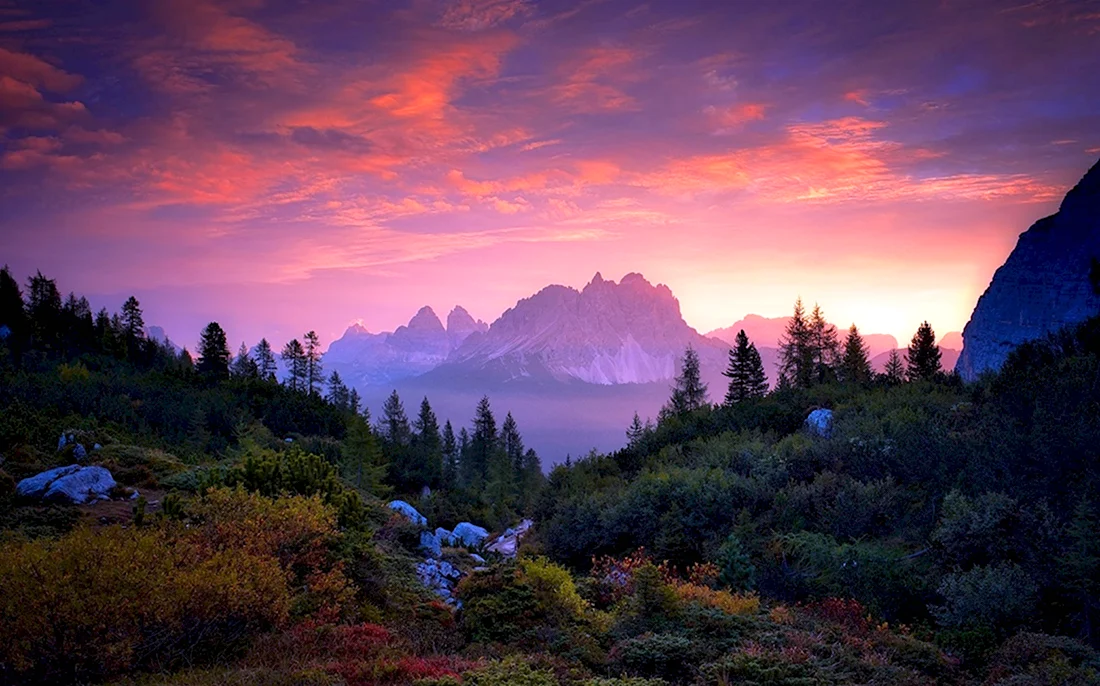 Красивый закат в горах