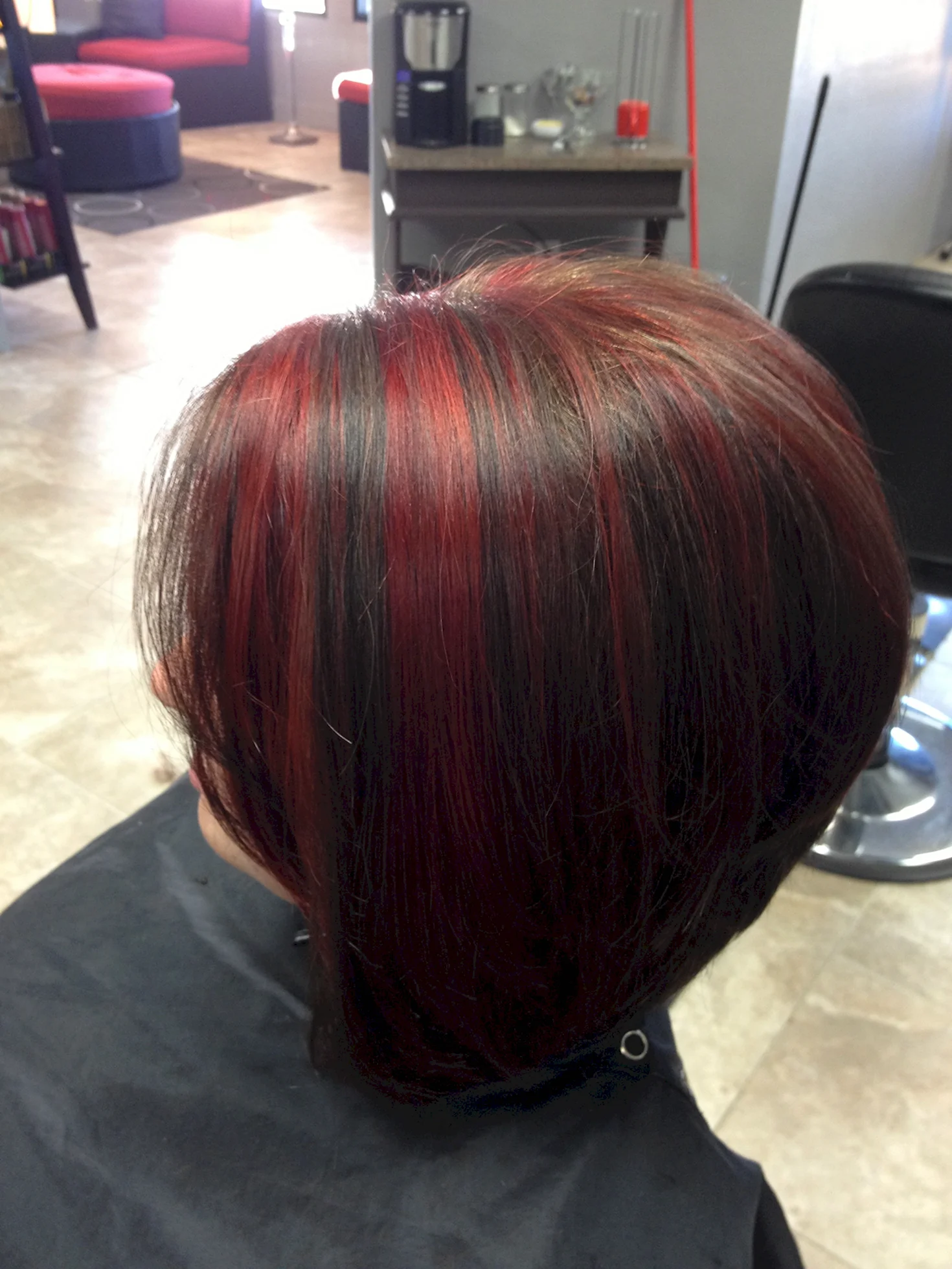 Красное мелирование на темные короткие волосы