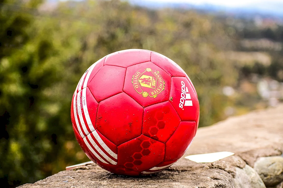 Красный футбольный мяч