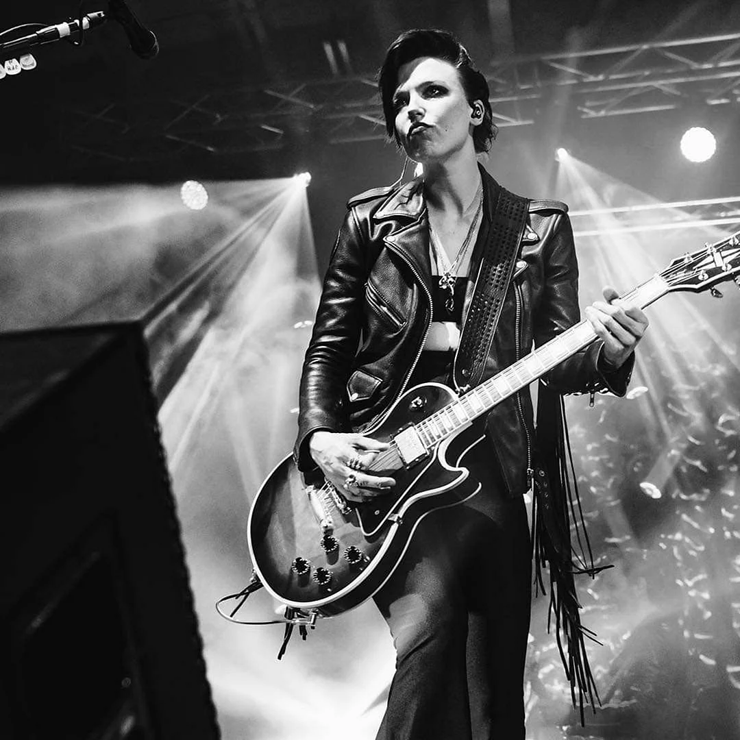 Lzzy hale. Лиззи Хейл. Лиззи Хейл Halestorm. Lzzy Hale Halestorm. Лиззи Хейл 2021.