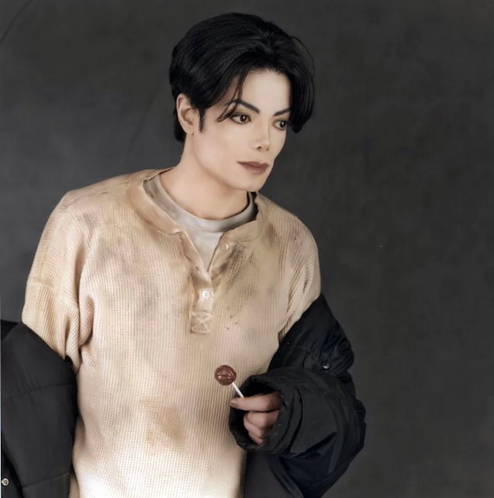 Майкл Джекс с короткой стрижкой