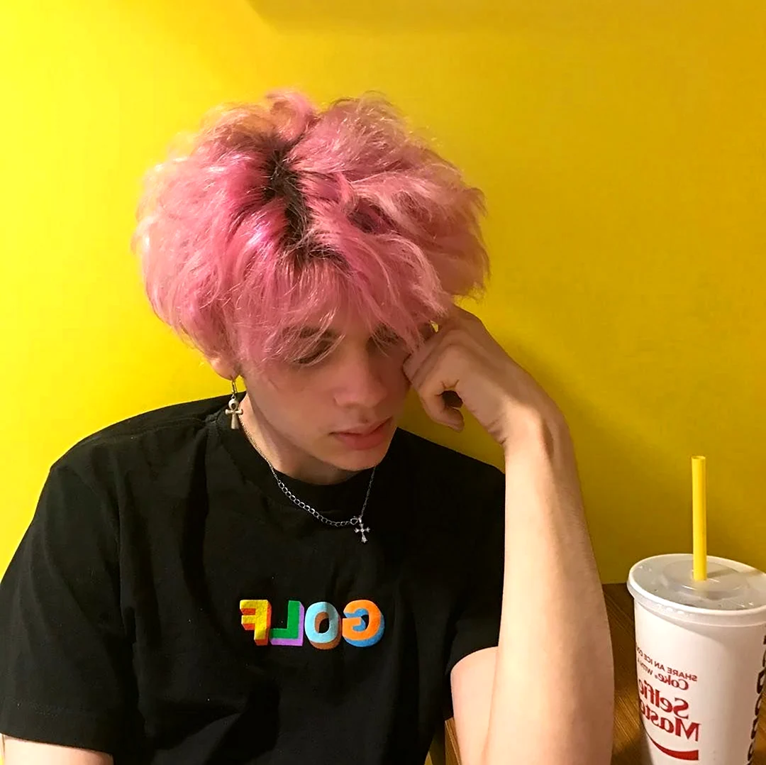 Мальчик с розовыми волосами