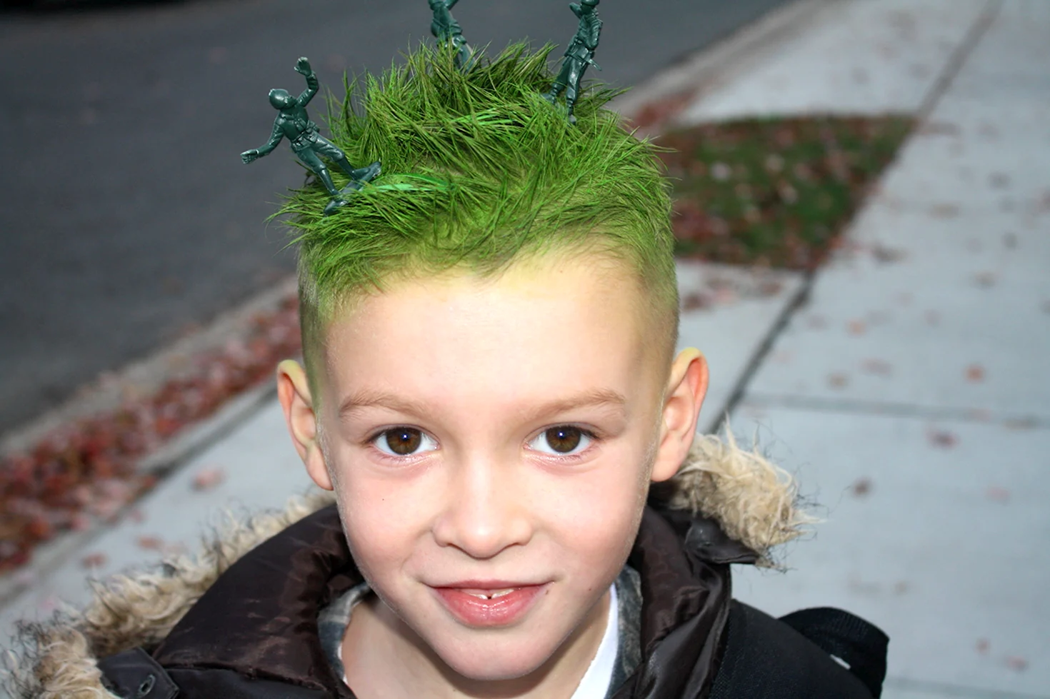 Мальчик с зелеными волосами