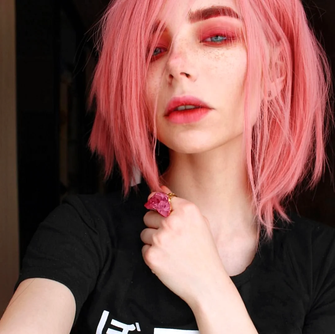 Маргарита Дегтярева с розовыми волосами