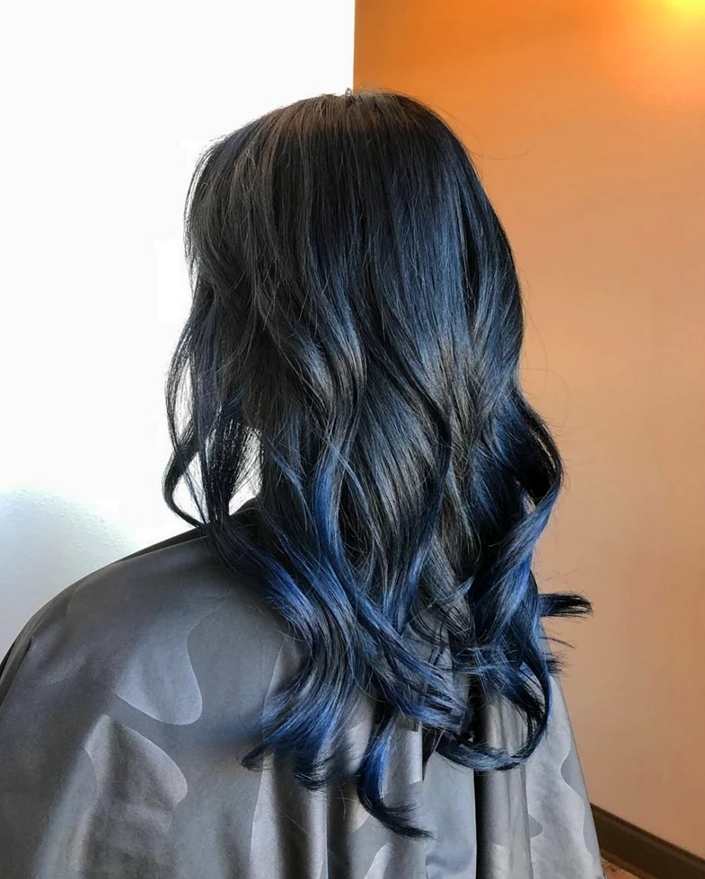 Мелирование синим цветом на темные волосы