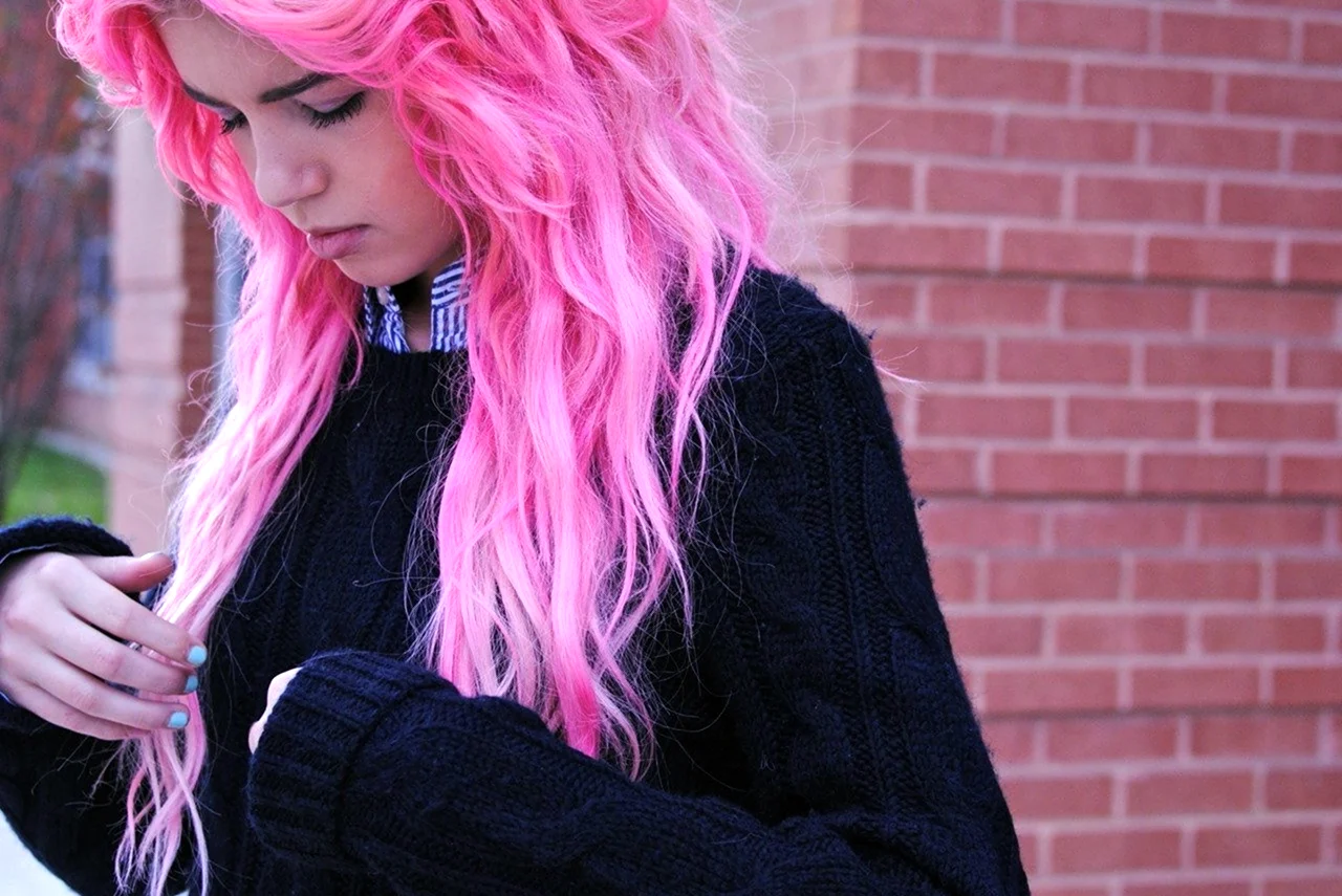 Мия Бойко с розовыми волосами