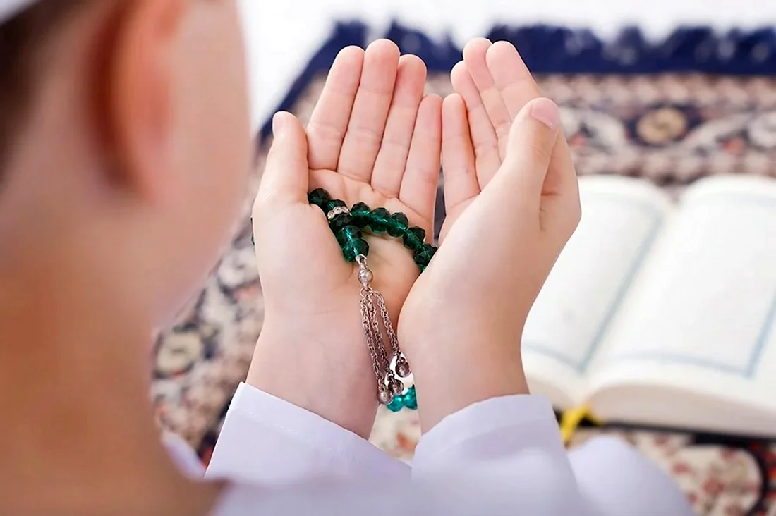 Молится Ислам