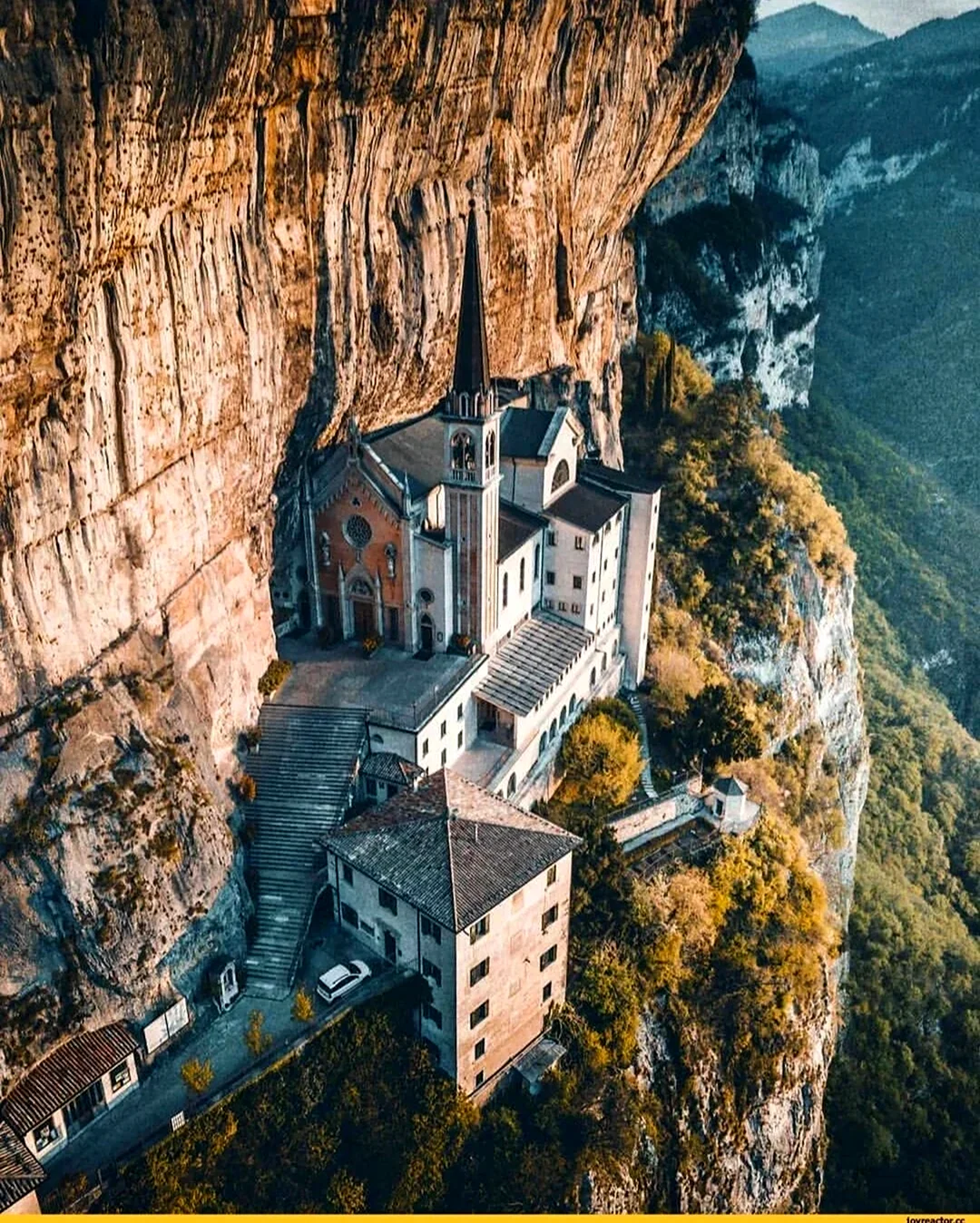 Монте Бальдо Италия Церковь в скале