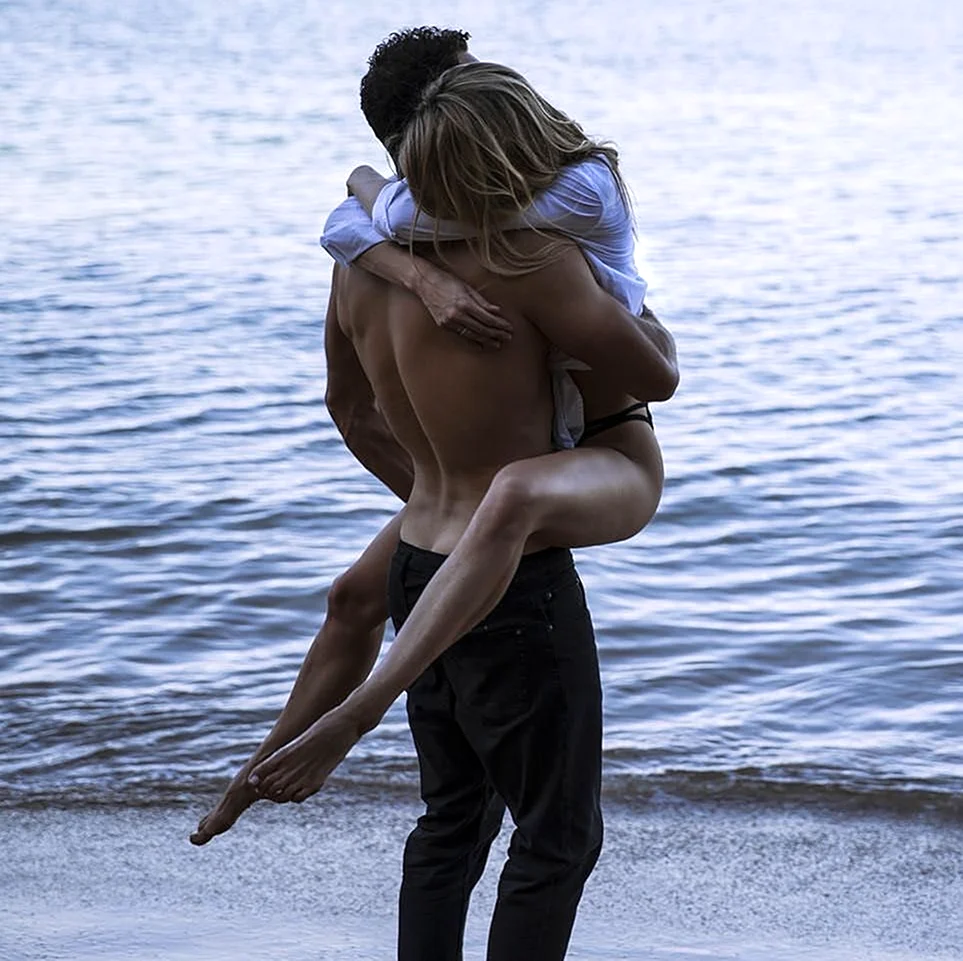 Мужчина и женщина обнимаются на море
