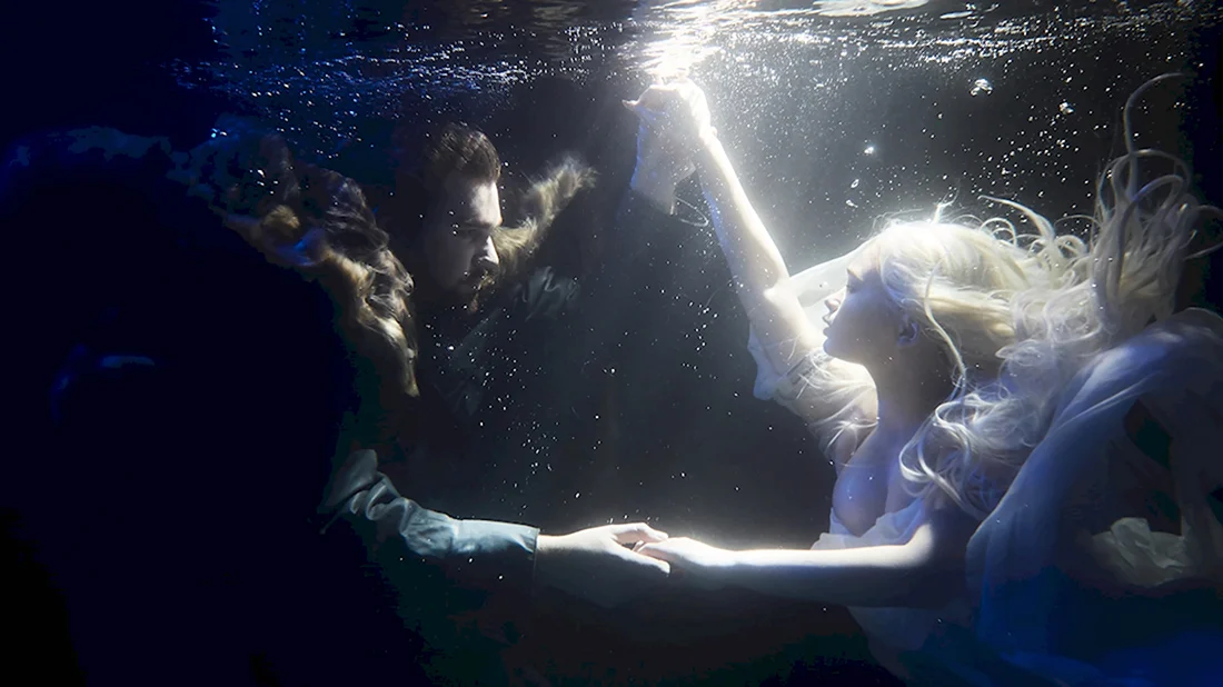 Мужчина и женщина под водой