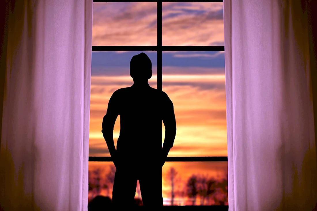 Мужчина у окна