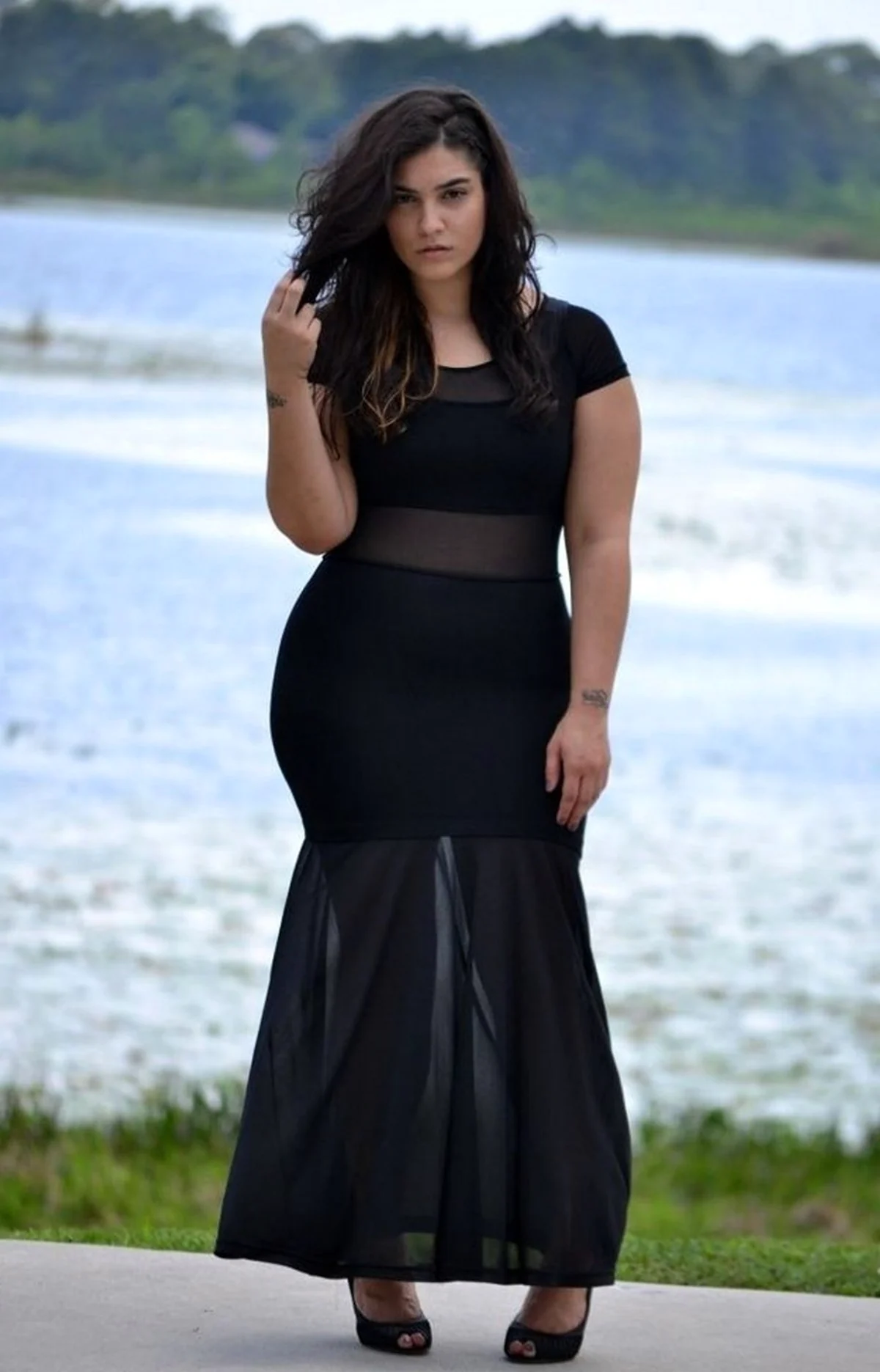 Nadia Aboulhosn в черном платье