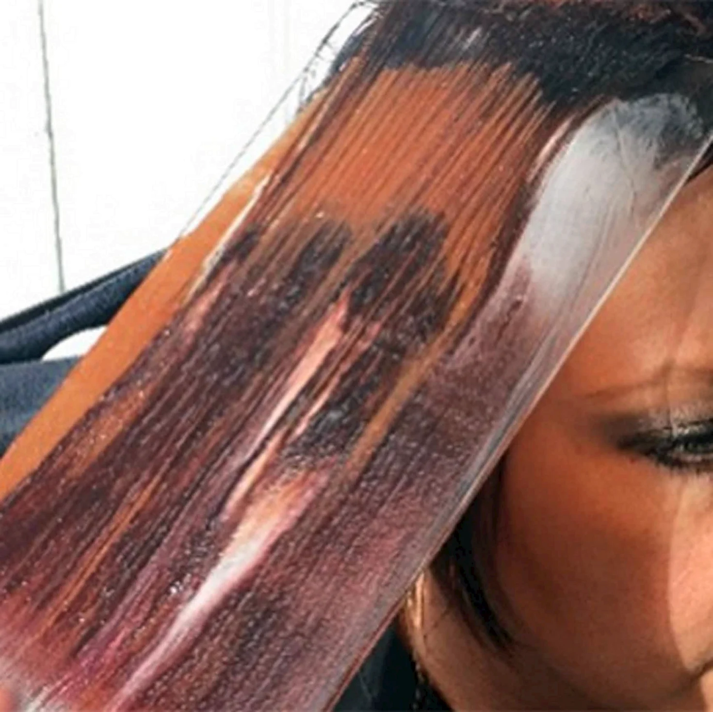 Нанесение красителя на волосы