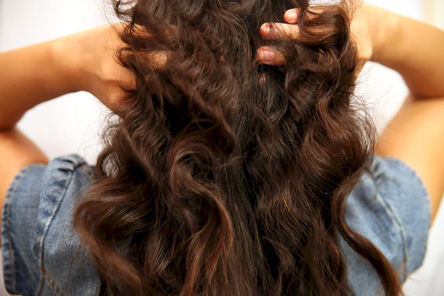 Нарощенные волнистые волосы