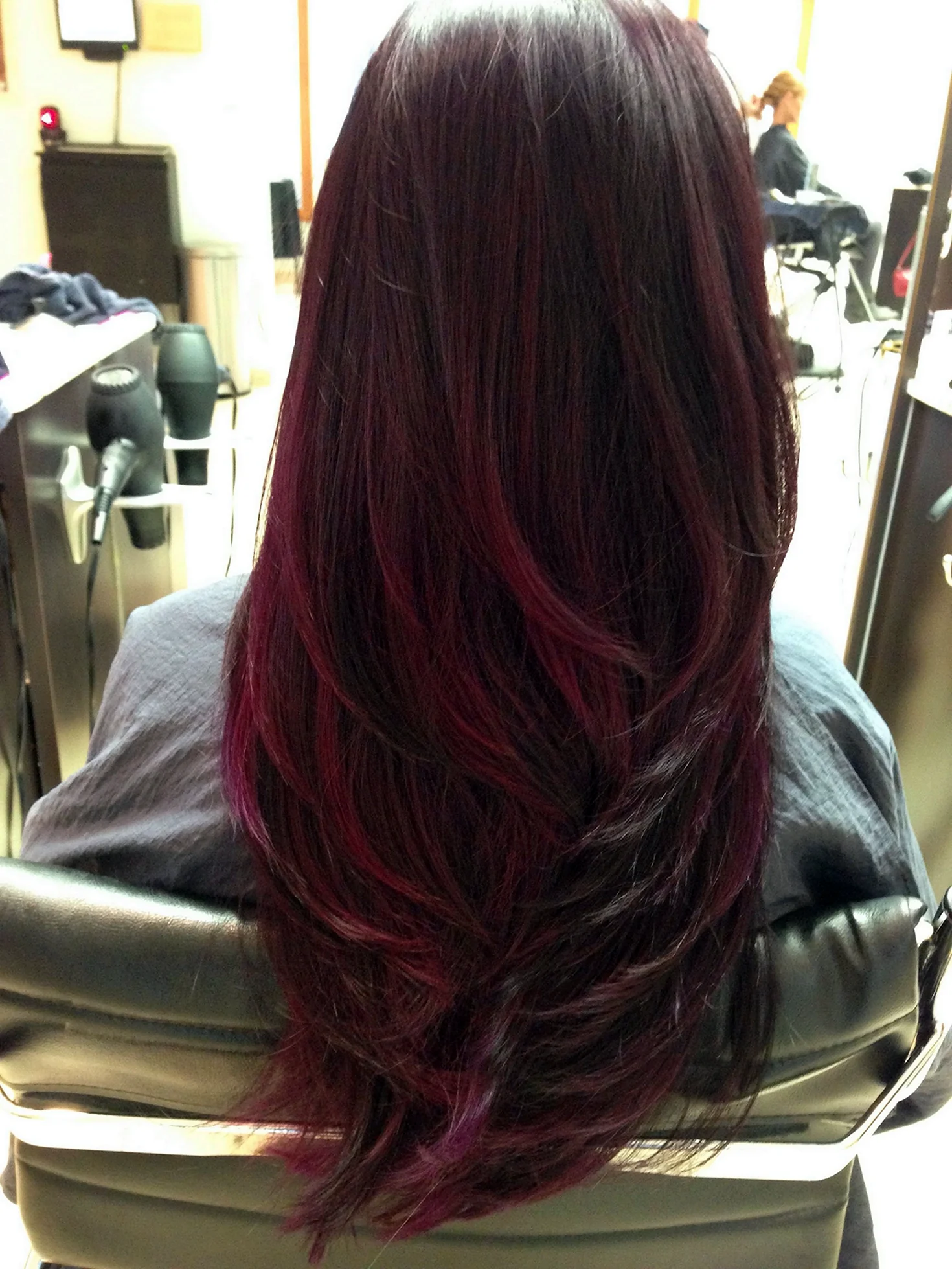 Окрашивание волос с бордовыми прядями