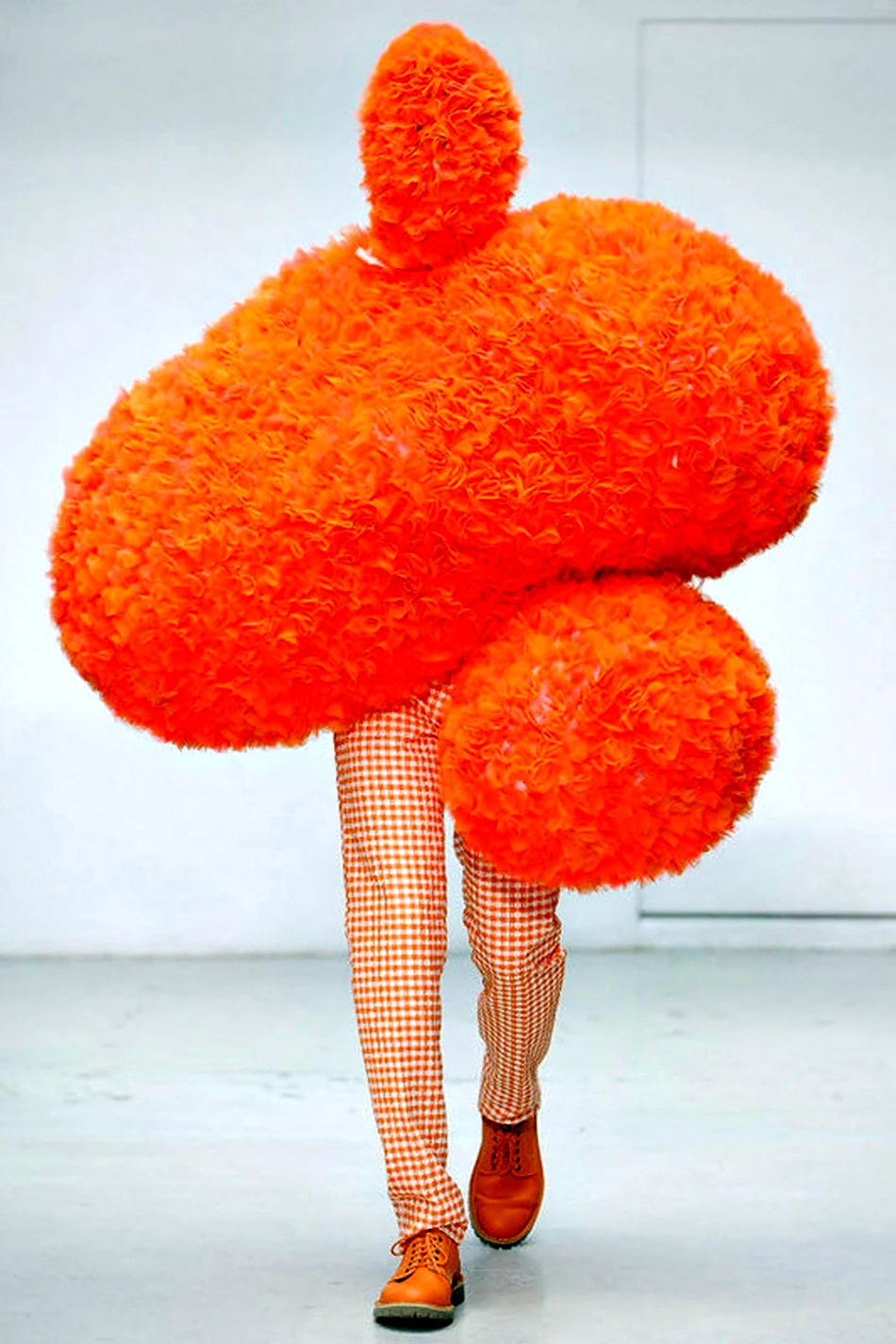 Оранжевые костюмы странные