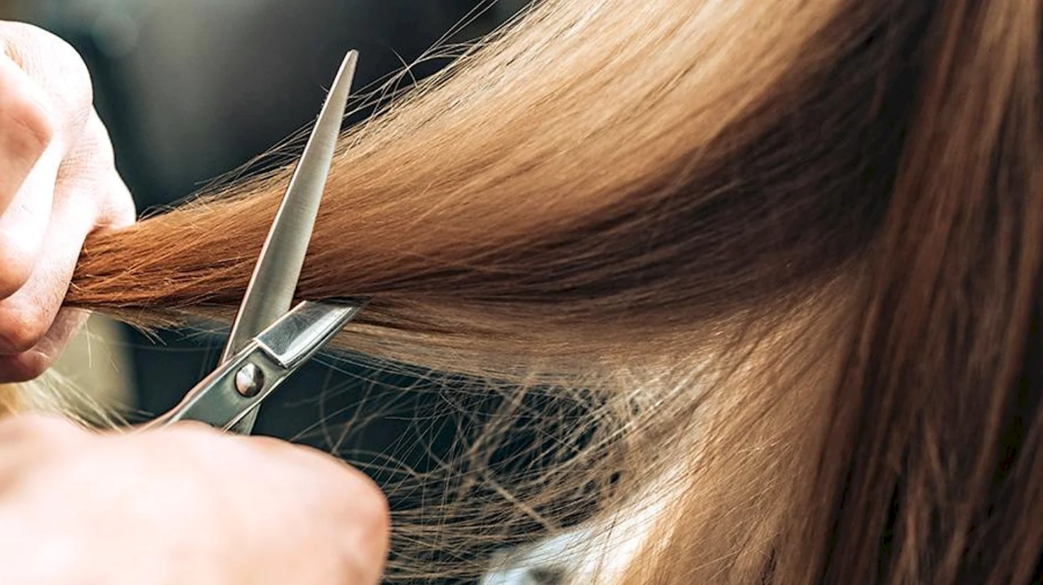 Отрезание ножницами волос