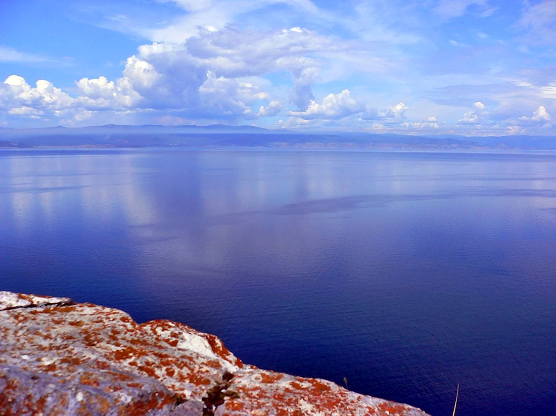 Озеро Байкал на белом