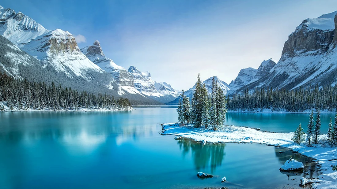 Озеро Морейн Альберта Канада зима