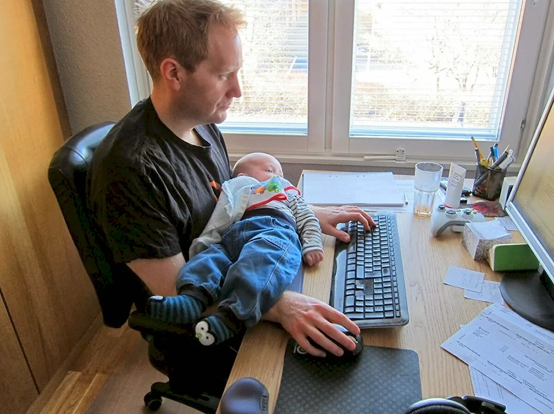 Папа и ребенок за компьютером