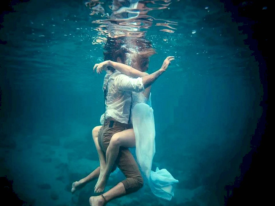 Пара под водой