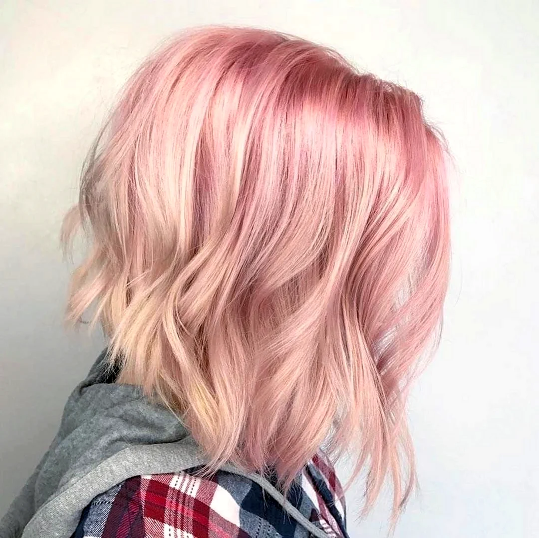 Пастельно-розовый цвет волос