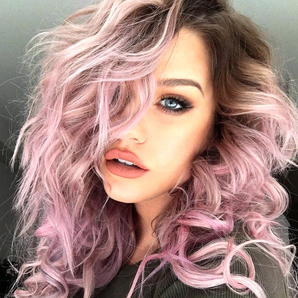 Пепельно розовые волосы