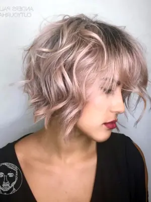 Пепельно-розовый цвет волос на короткие волосы