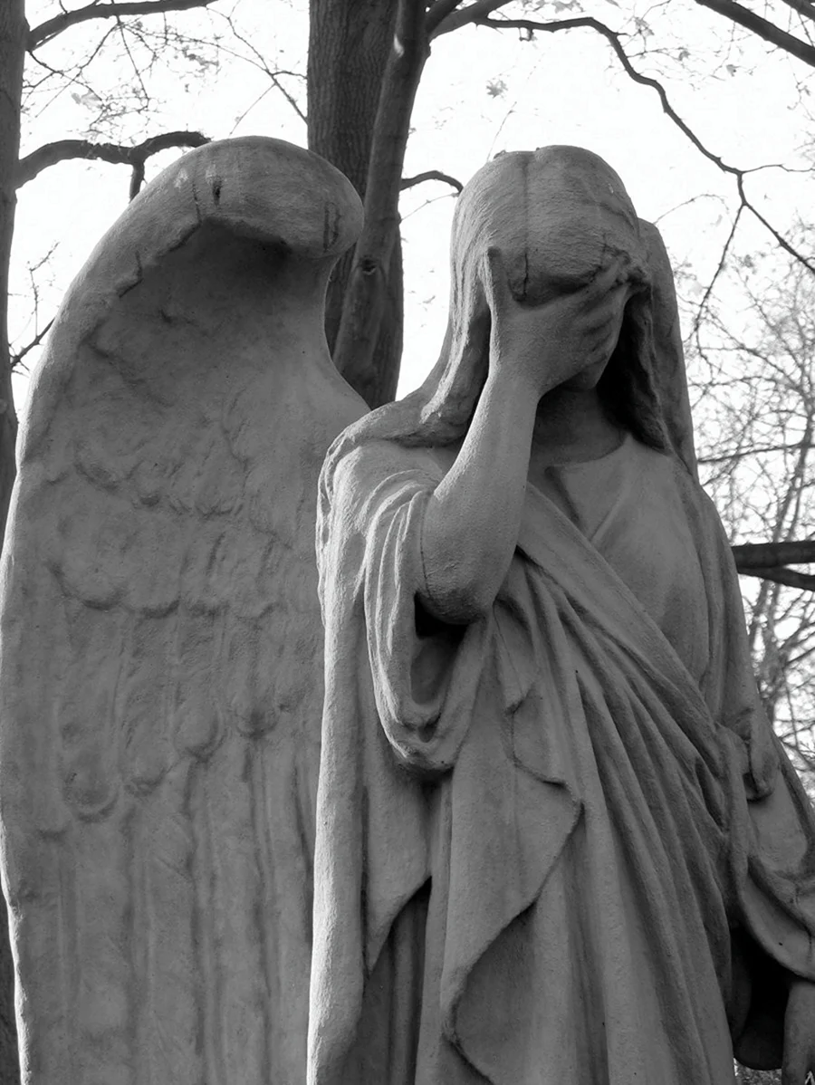 Плачущая статуя ангела