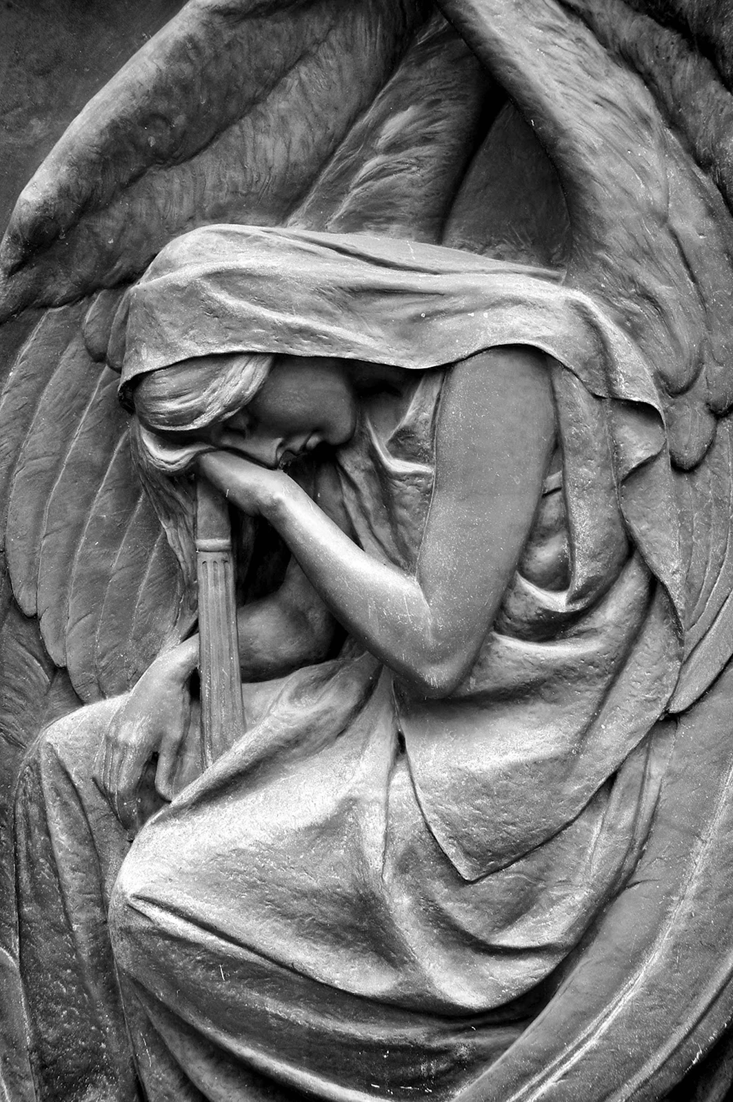 Плачущий ангел статуя