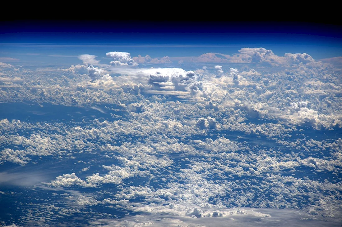 Планета земля в облаках
