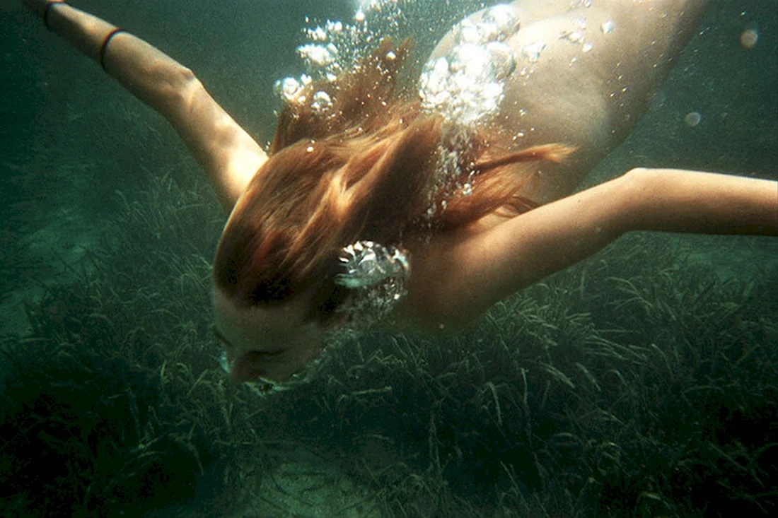 Плавание под водой девушки