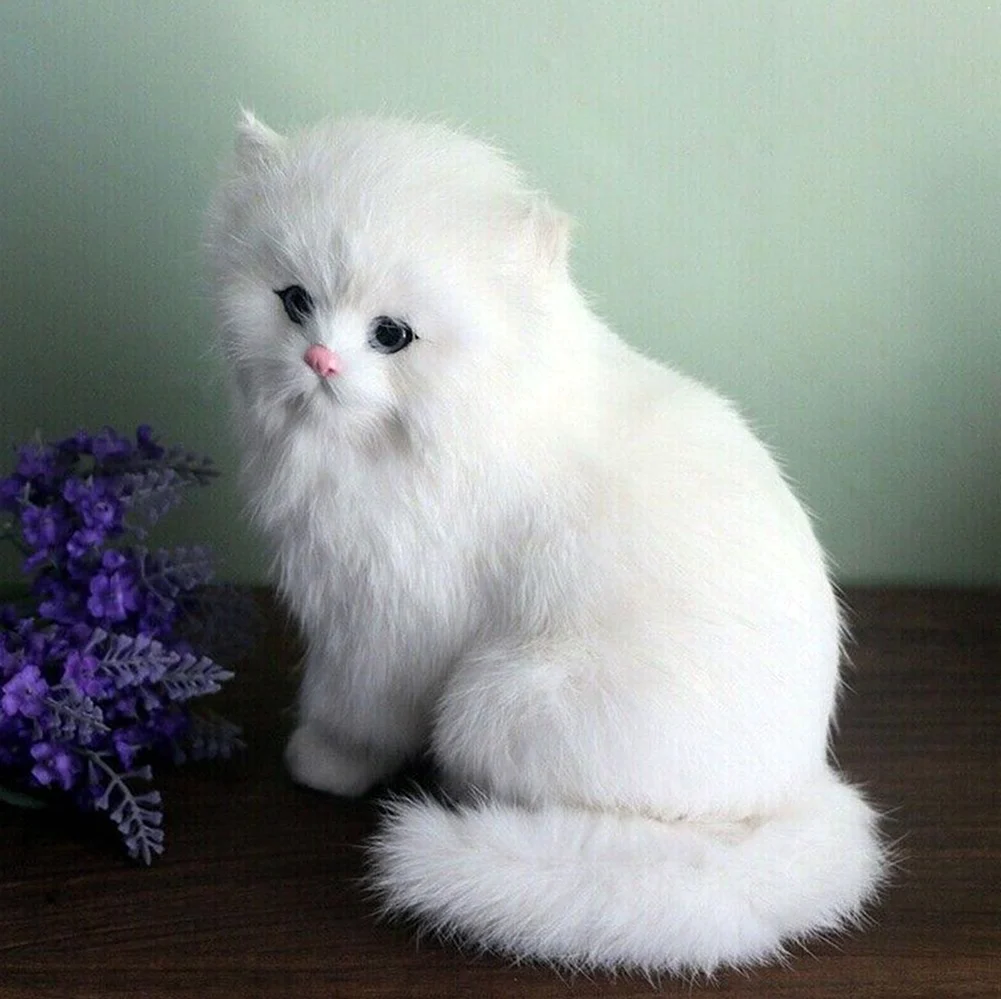 Плюшевая кошка белая