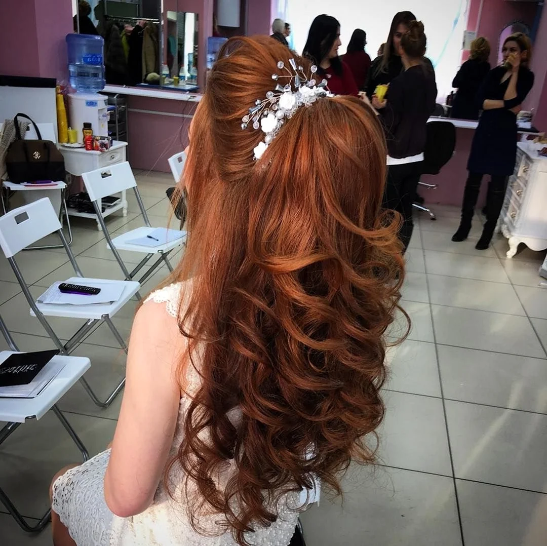 Прическа на длинные рыжие волосы на свадьбу