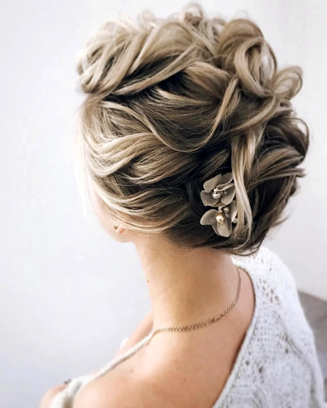 Причёска на свадьбу на короткие волосы для подружки невесты